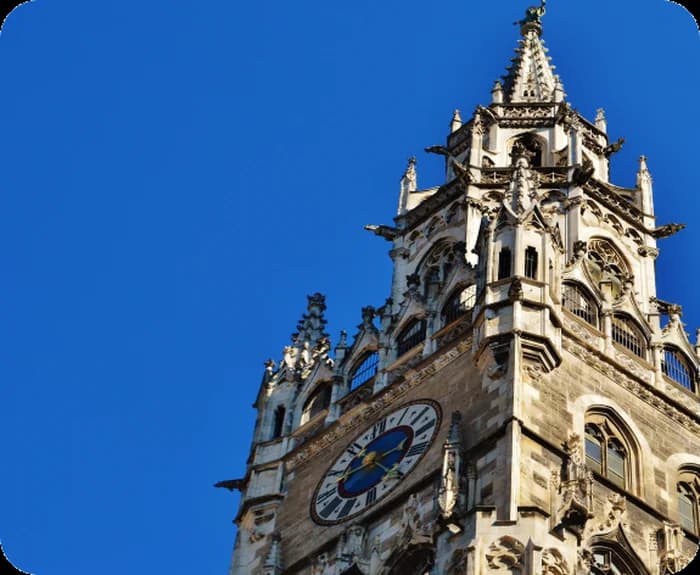 Historische Rathausfassade vor blauem Himmel