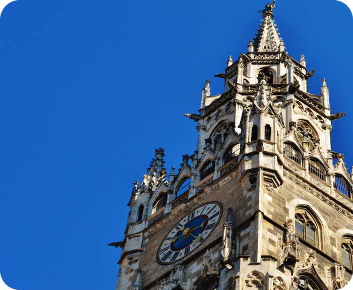 Historische Rathausfassade vor blauem Himmel